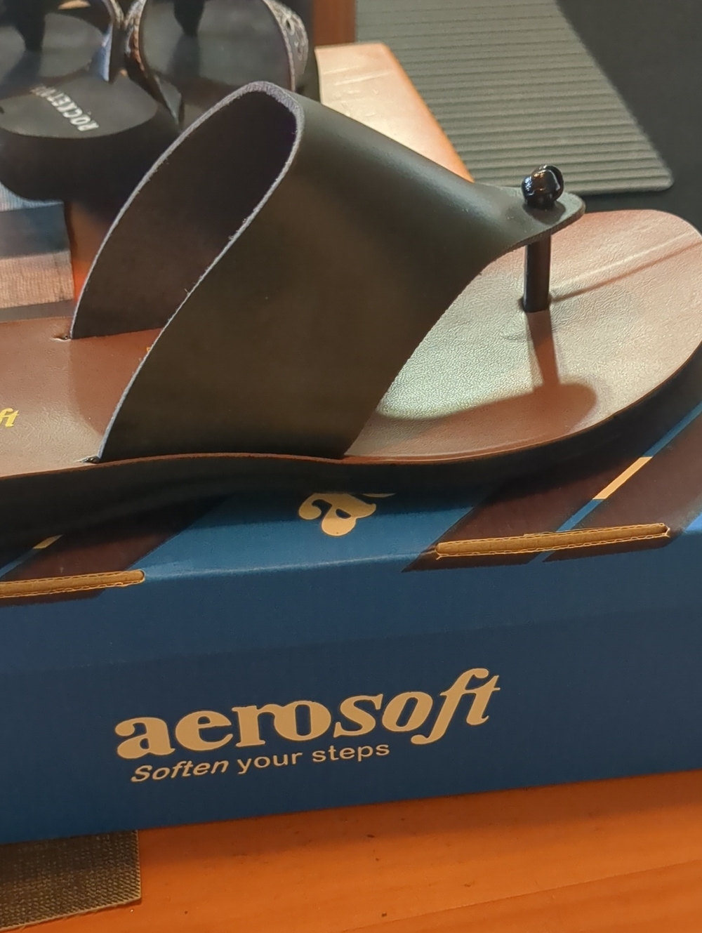 Aerosoft Women's Black Toe-Ring Slide Sandals